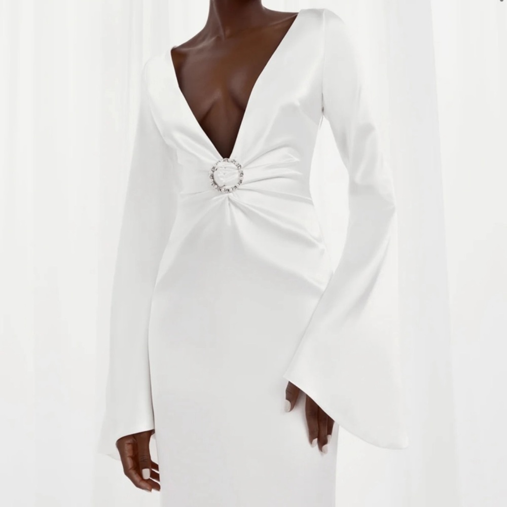 Chic White Long Sleeve Dress with Elegant Detail